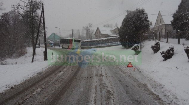 Autobus se vyhýbal autu a skončil ve svodidlech