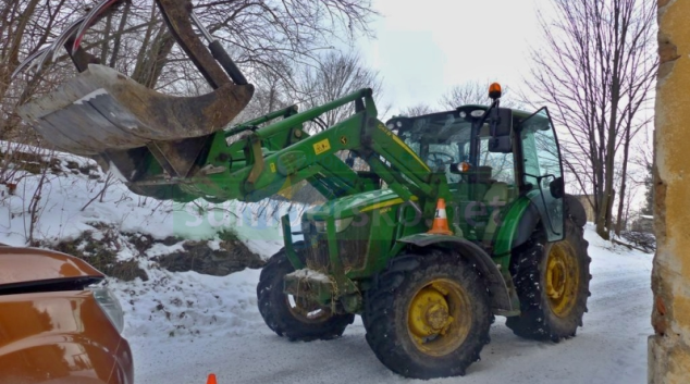 Vidlemi traktoru narazil do stojícího auta
