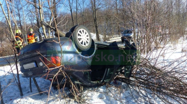 Auto u Žulové skončilo na střeše