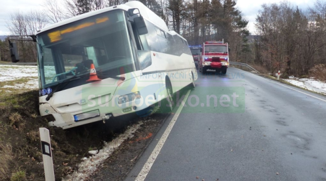 Autobus na Jesenicku najel na nezpevněnou krajnici