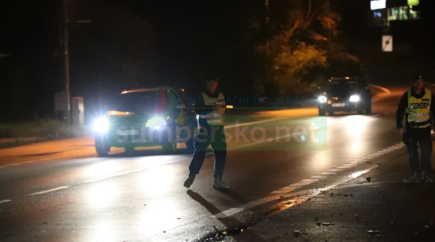 Spolucestující za jízdy seděl na střeše auta