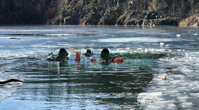 FOTO: Potápěči trénují ponory pod led
