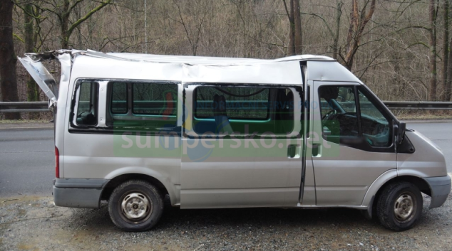 Vlivem silného větru spadl na Hanušovicku strom na projíždějící vozidlo