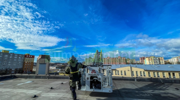 FOTO: Pyrotechnici a hasiči cvičili s výškovou technikou