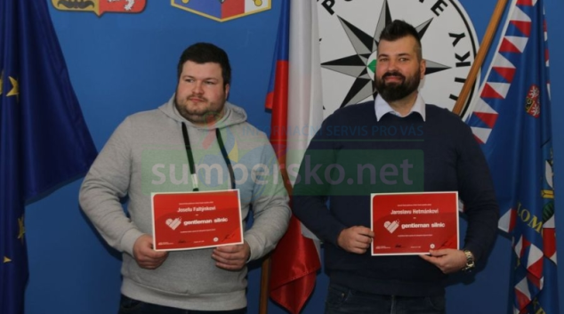 Muži zachránili řidiče z hořícího auta