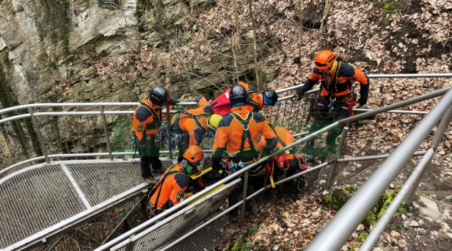 FOTO: Když hasiči zachraňují z nejhlubší propasti světa