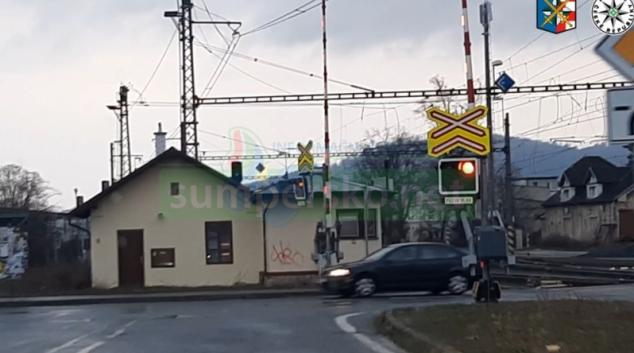 Řidiči v Šumperku přes železniční přejezdy jezdí na červenou