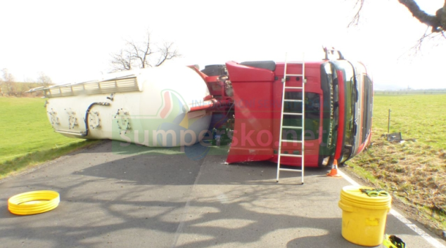 Nehoda kamionu zablokovala tah na Polsko