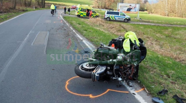 Řidič osobního vozidla narazil do motorkáře