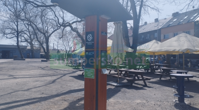 Nabíječky pro elektrokola a mobily, defibrilátor i nářadí na opravy