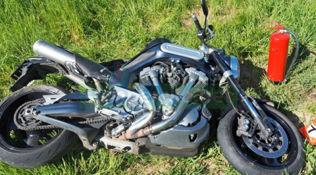 Řidička nedala přednost motorkáři