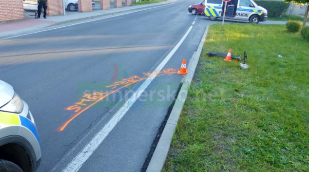 Opilý koloběžkář i rychle jedoucí řidička jízdu nezvládli