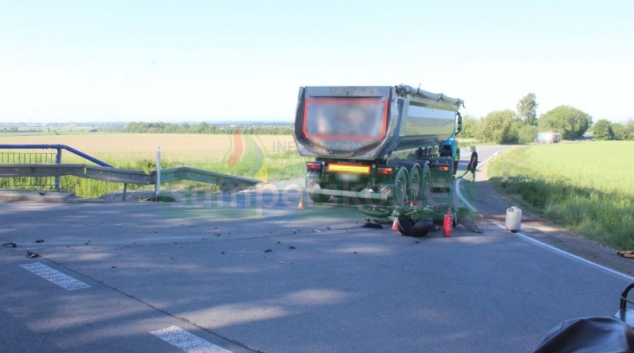 Řidič nákladní soupravy nedal přednost motorkáři