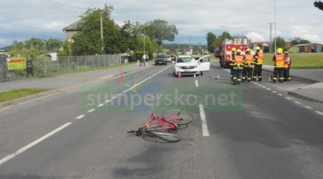 Cyklistka se sluchátky na uších se nevšimla projíždějícího auta