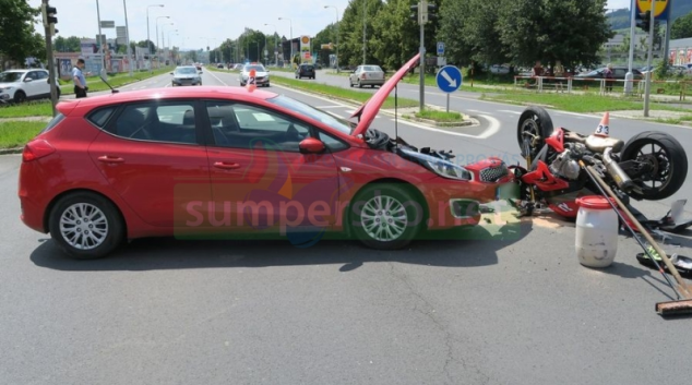 Střet motorkáře s autem v Šumperku