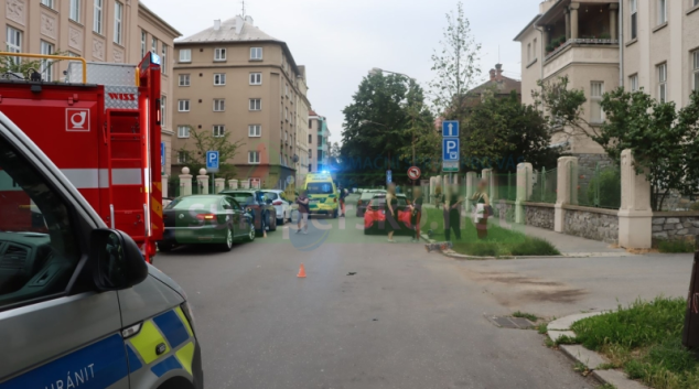 Skateboardista po střetu s autem skončil v nemocnici