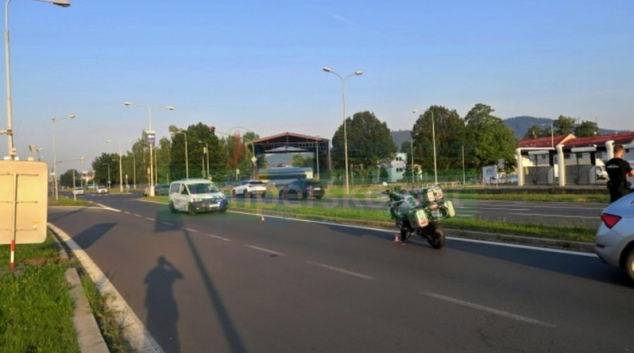 Motorkář při rozjíždění v Šumperku spadl