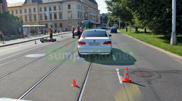 Řidič přehlédl motorkáře