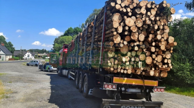 Přetížený náklaďák zastavila policejní hlídka