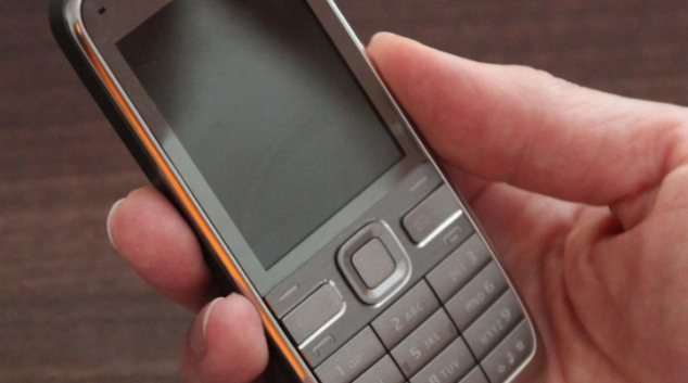 Podvodník se v telefonu vydával za vnuka. Chtěl okrást dvaadevadesátiletou ženu v Olomouci.