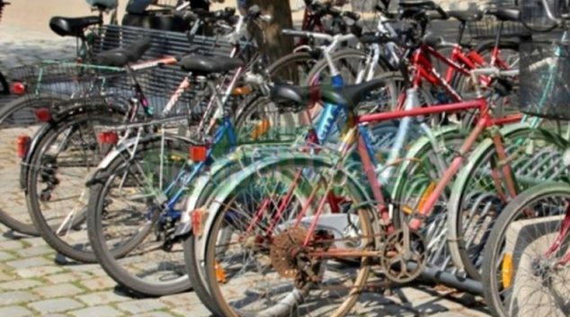 Cyklista si šel koupit lístek na vlak