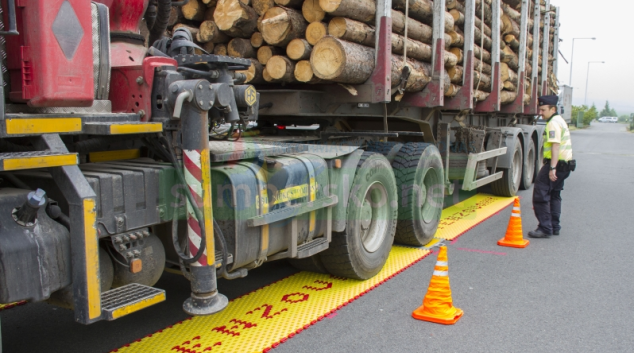 Krajem projížděly přetížené náklaďáky