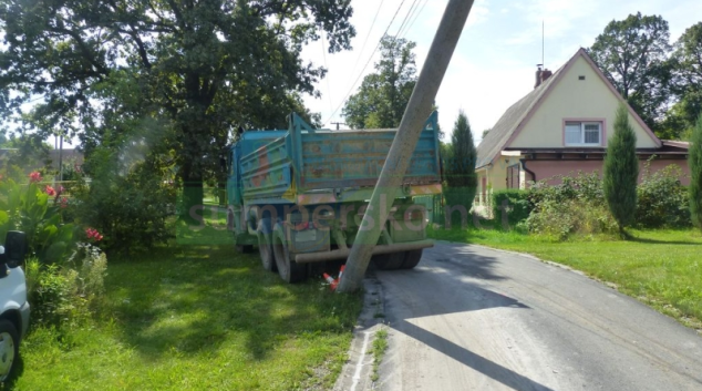 Řidič na Jesenicku přehlédl elektrický sloup