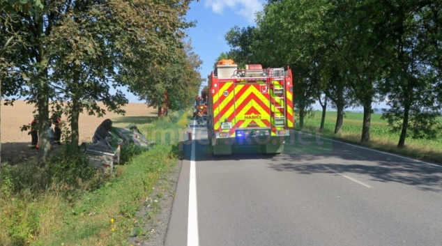 Auto skončilo v Lošticích na střeše