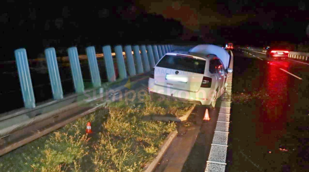 Řidič na dálnici podcenil mokrou vozovku