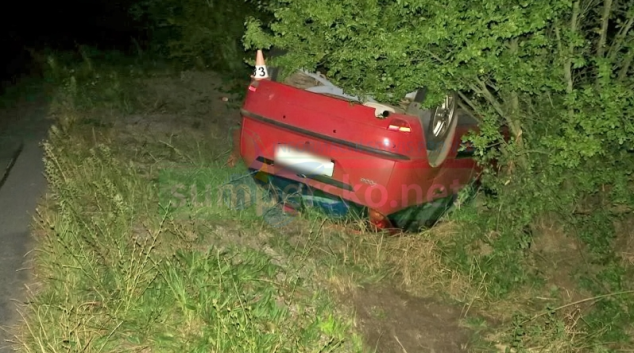 Auto v Rovensku zůstalo na střeše