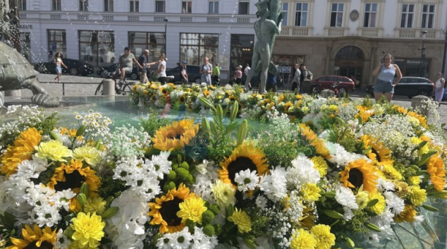 Arionovu kašnu v centru Olomouce rozzářilo tisíce květin