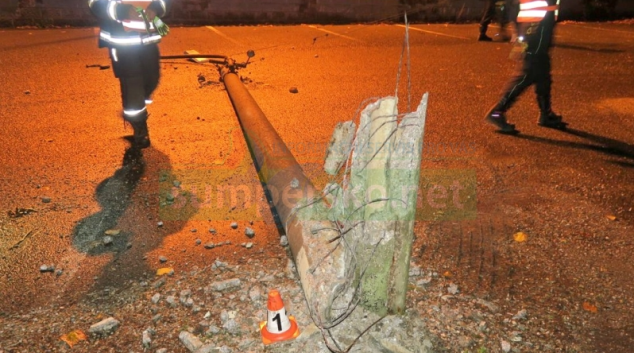 Nárazem přelomil betonový sloup