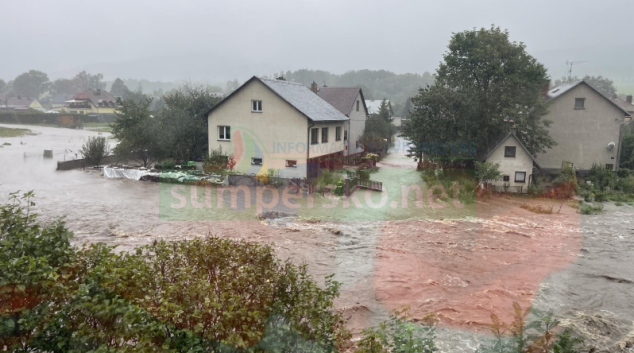 Hasiči zachraňují a evakuují obyvatele na Jesenicku