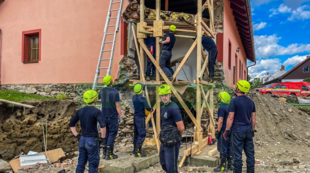 Hasiči stabilizují poškozené budovy na Jesenicku