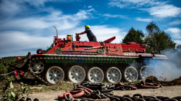 Hasičský tank vyprošťuje lávky z koryta Bělé
