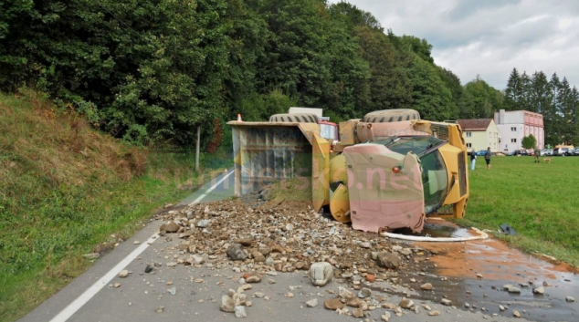 Opilý řidič havaroval s nákladním vozidlem