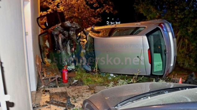 Nárazem do zdi zakončil jízdu opilý řidič