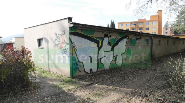 Posprejované garáže ve Velkých Losinách