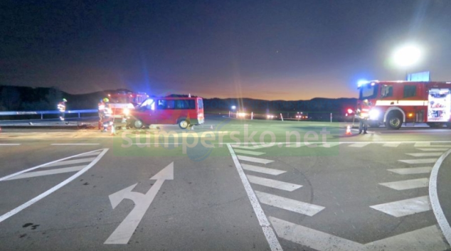 Řidič dodávky přehlédl v Chromči osobní auto