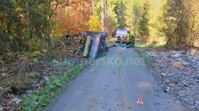 Kamion s kulatinou skončil na boku