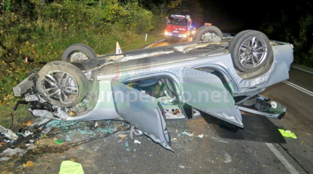 Po nárazu skončilo auto na střeše