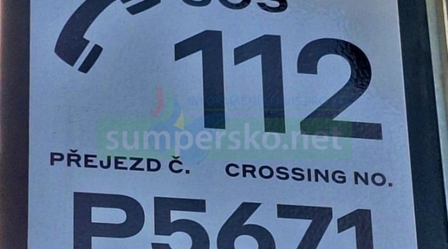 Nové štítky na všech železničních přejezdech