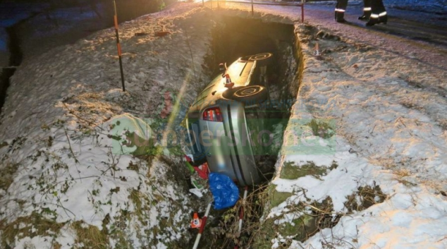 Řidič na zamrzlé silnici jízdu nezvládl