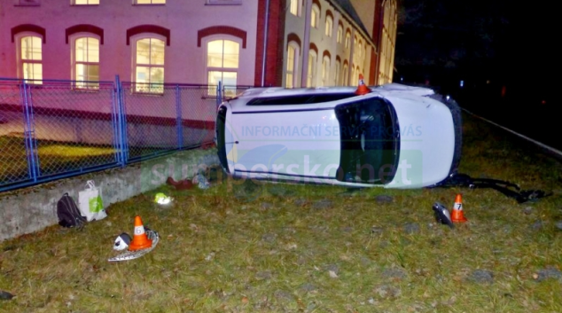 Auto se přetočilo přes střechu