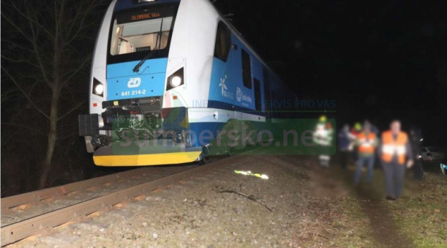 Vlak narazil do opuštěných vozíků s kolem