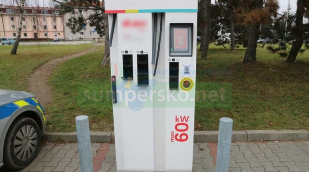 Zloděj odřezal nabíjecí kabely