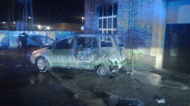 Požár v autoservise poškodil pět aut