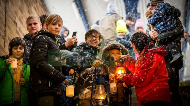 Skauti rozváží Betlémské světlo