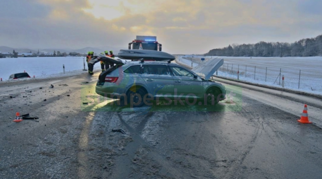 Dopravní nehoda na křižovatce v Chromči