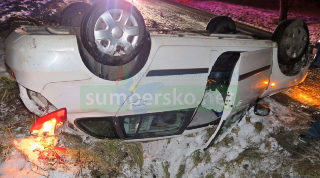 Auto po smyku skončilo na střeše